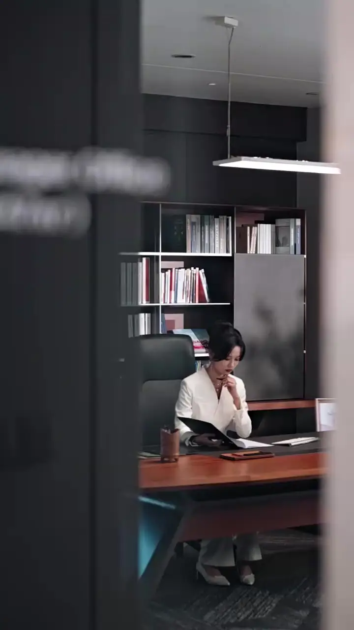 CEO Terlambat Memanjakan Mantan Istri